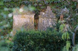 location chateau pierres tombales dissimulées dans la verdure... Extérieurs du Chateau