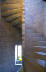 location chateau escalier en vis Intérieurs du chateau