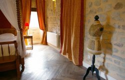 location chateau chambre Louis XIII pour 2 personnes Les chambres du château
